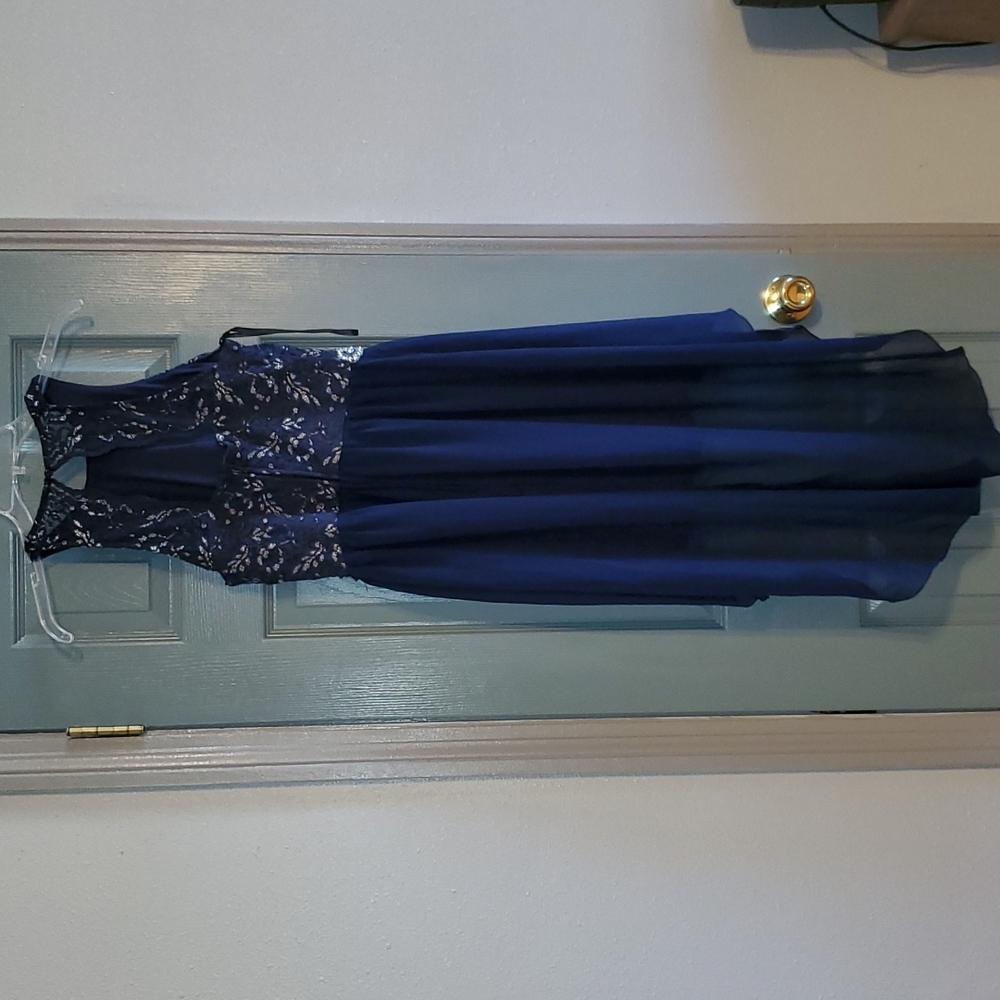 Dress - Picture 6 of 7